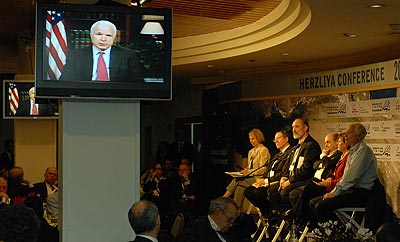 Le sénateur d'Arizona John McCain intervenait en duplex Le sénateur d'Arizona John McCain intervenait en duplex