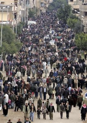 2757559644-thousands-of-palestinians-cross-the-border-into-the-egyptian-side.jpg