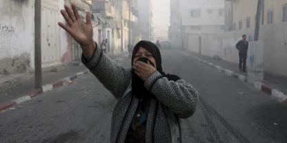 Gaza_femme_dans_la_rue_bombardements.jpg