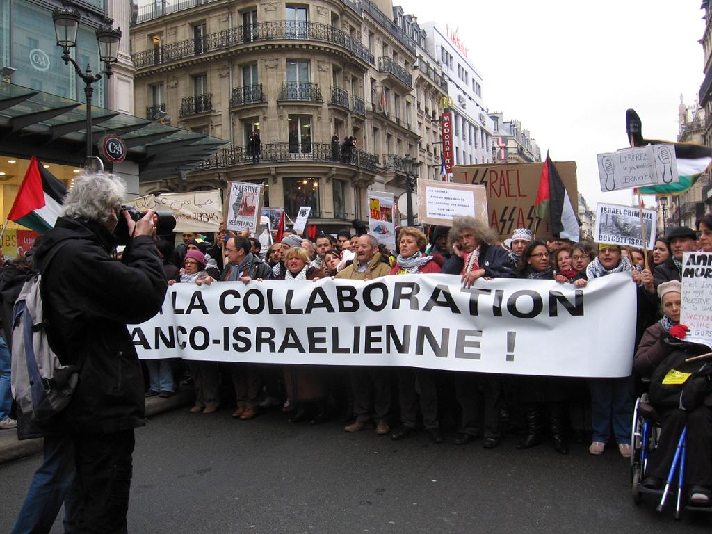 manif_17_premier_rang_Gilles_devers_fauteuil_roulant.jpg