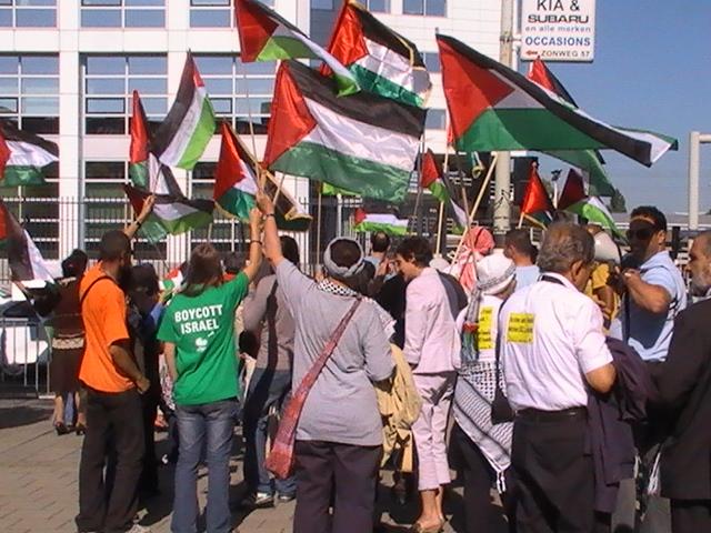 amira_groupe_drapeaux_devant_tribunal.jpg