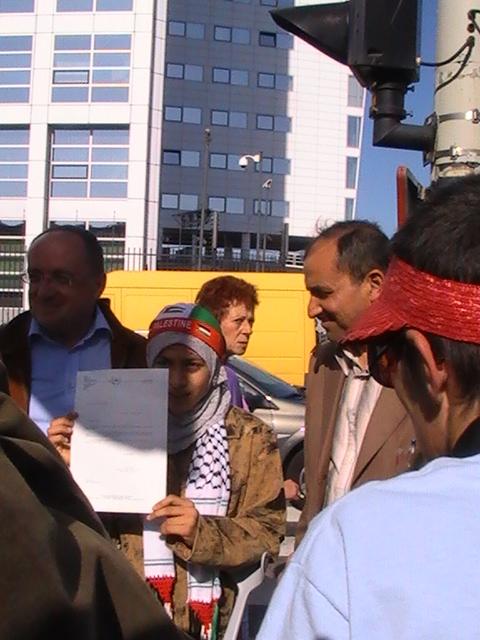 amira_montrant_la_plainte.jpg
