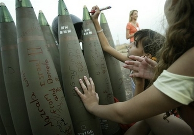 enfants_israelien_decorant_les_missiles.jpg