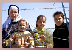 gaza_famille_devant_des_barbeles-2.jpg