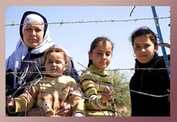 gaza_famille_devant_des_barbeles-2.jpg