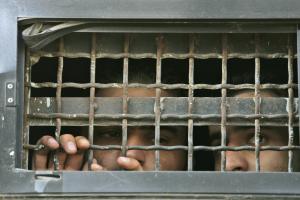 prisonniers_visages_derrierre_barreaux-5.jpg