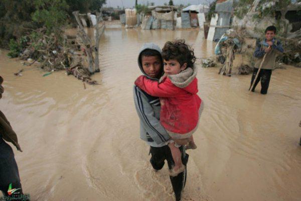 gaza_inondations_enfant_en_portant_un_autre.jpg