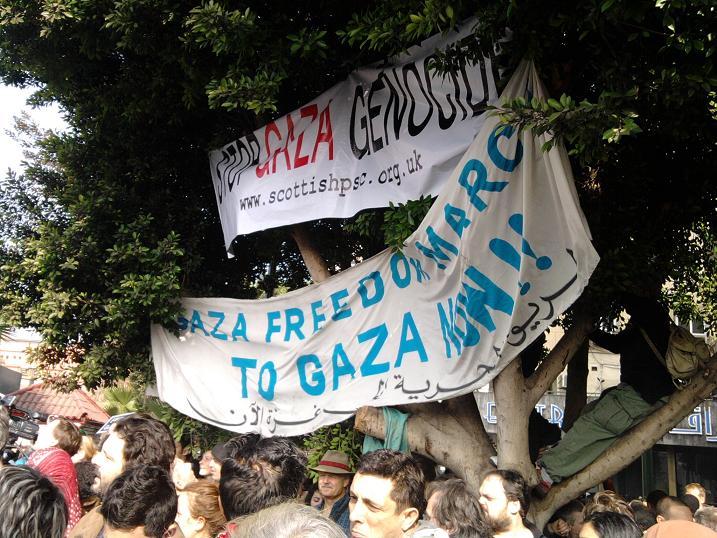 Caire_manif_au_musee_banderoles.jpg