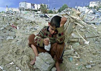 Gaza_enfant_au_milieu_des_ruines.jpg