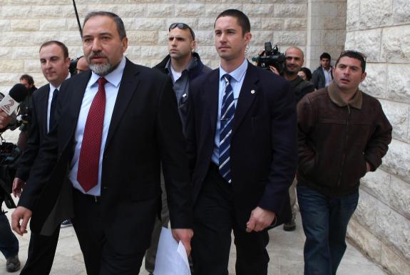 liberman_et_ses_gardes_du_corps-2.jpg