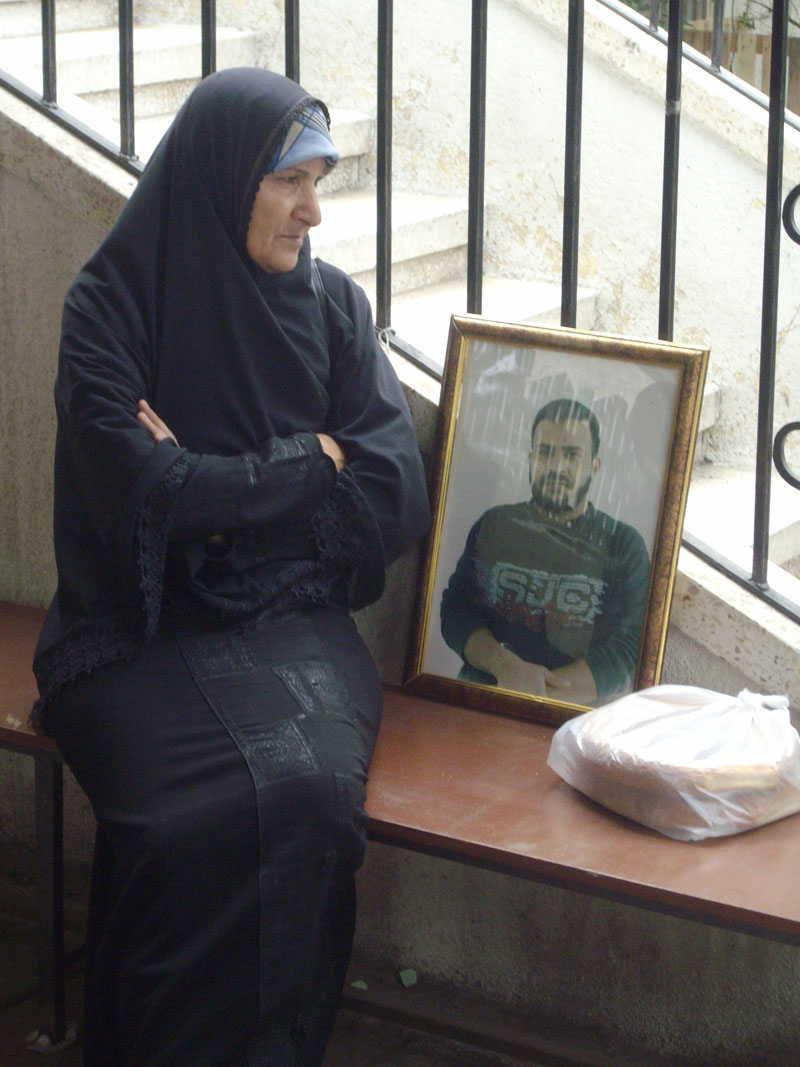 prisonniers_palestiniens_mere_qui_attend.jpg