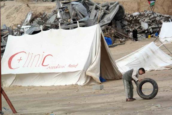 Gaza_tente_et_ruines.jpg