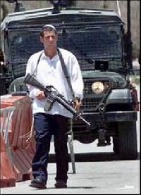 colon_arme_marchant_dans_la_rue-2.jpg