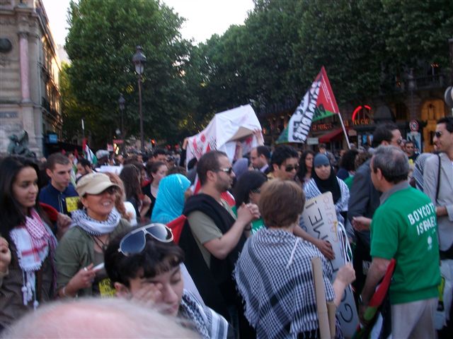 manif_3_juin_arrivee_fontaine.jpg