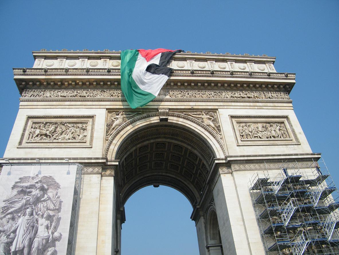 drapeau_arc_triomphe-2.jpg
