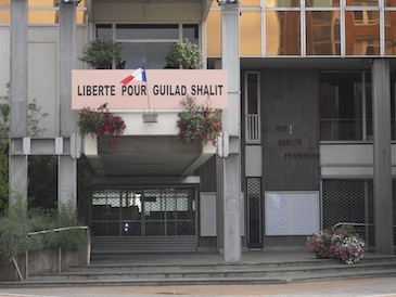 banderole_shalit_villeneuve_d_ascq.jpg