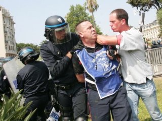 pompiers_tabasses_par_la_police_1.jpg