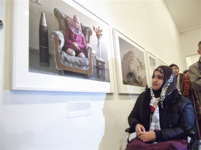 jamila_devant_sa_photo-2.jpg