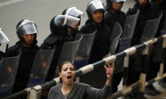 Le_caire_femme_devant_policiers.jpg