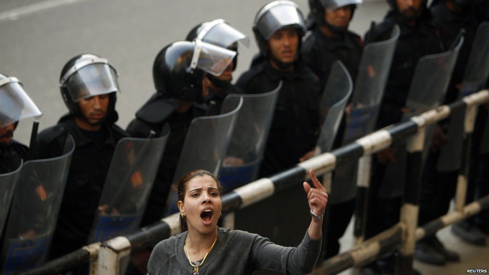 Le_caire_femme_devant_policiers.jpg