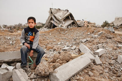 enfant_gaza_devant_ruines_de_sa_maison-2.jpg