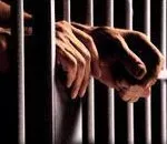 prisonniers_mains_depassant_des_barreaux.jpg