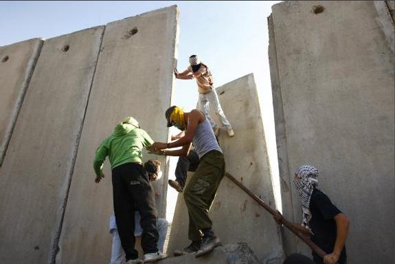 Mur_breche_bil_in_2-2.jpg
