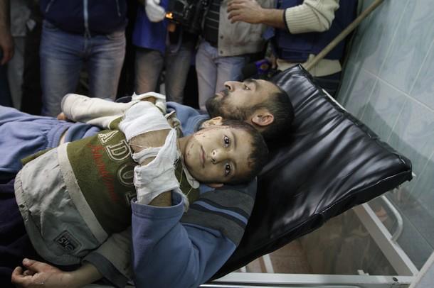gaza_enfant_et_pere_sur_brancard.jpg