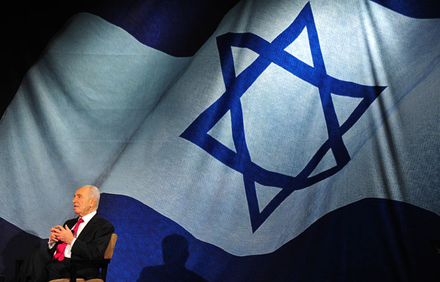 peres_devant_drapeau_israe_lien_ge_ant.jpg