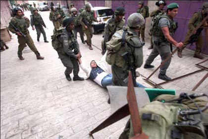 manif_hebron_civil_traine_par_terre.jpg