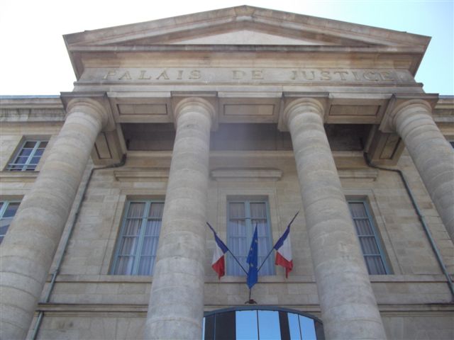 alencon_palais_justice_avec_drapeaux.jpg