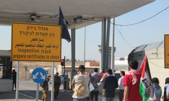 check-point_passage_par_50_palestiniens_le_15_mai_2012.jpg
