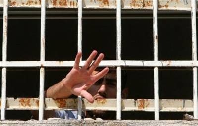 prisonnier_barreaux_main_qui_sort.jpg