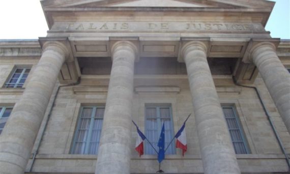 alencon_palais_justice_avec_drapeaux.jpg