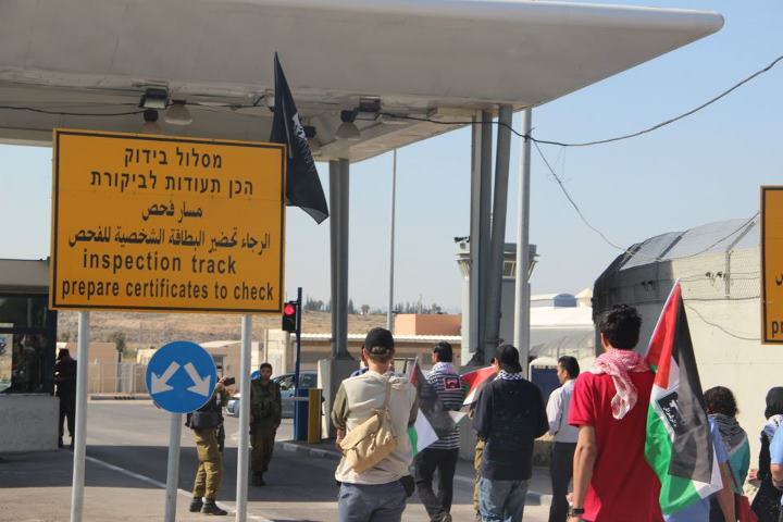 check-point_passage_par_50_palestiniens_le_15_mai_2012.jpg