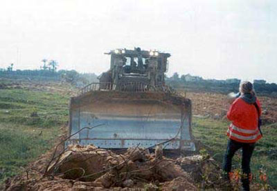 rachel_Corrie_devant_le_bulldozer.jpg