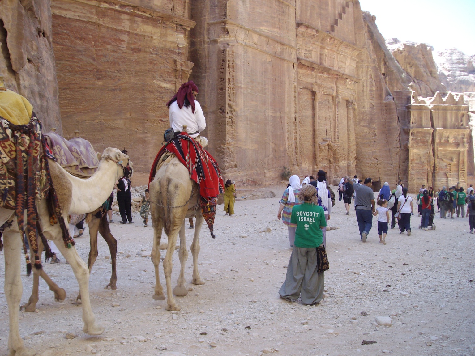 Jordanie_la_troupe_a_Petra.jpg