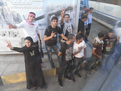 des_militants_jordaniens_nous_encouragent_a_la_frontie_re_bis.jpg