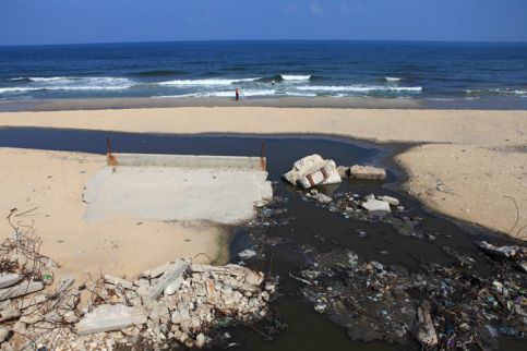 gaza_ordures_dans_la_mer-2.jpg