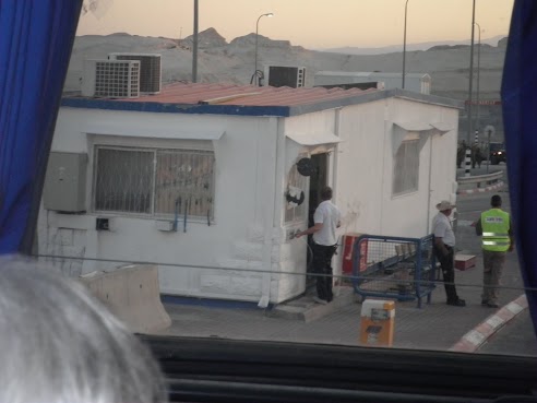 jordanie_le_1er_car_arrive_au_checkpoint_israe_lien.jpg