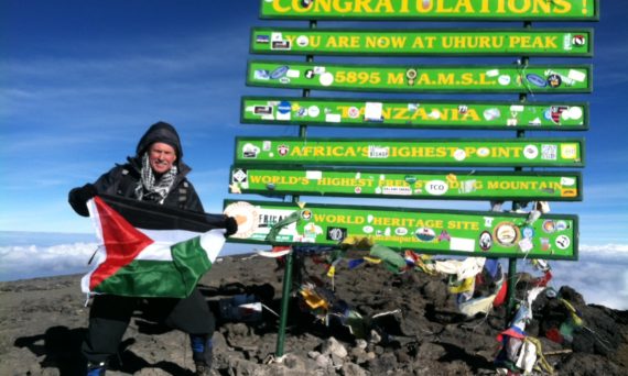 mike_avec_drapeau_sur_le_kilimanjaro.jpg