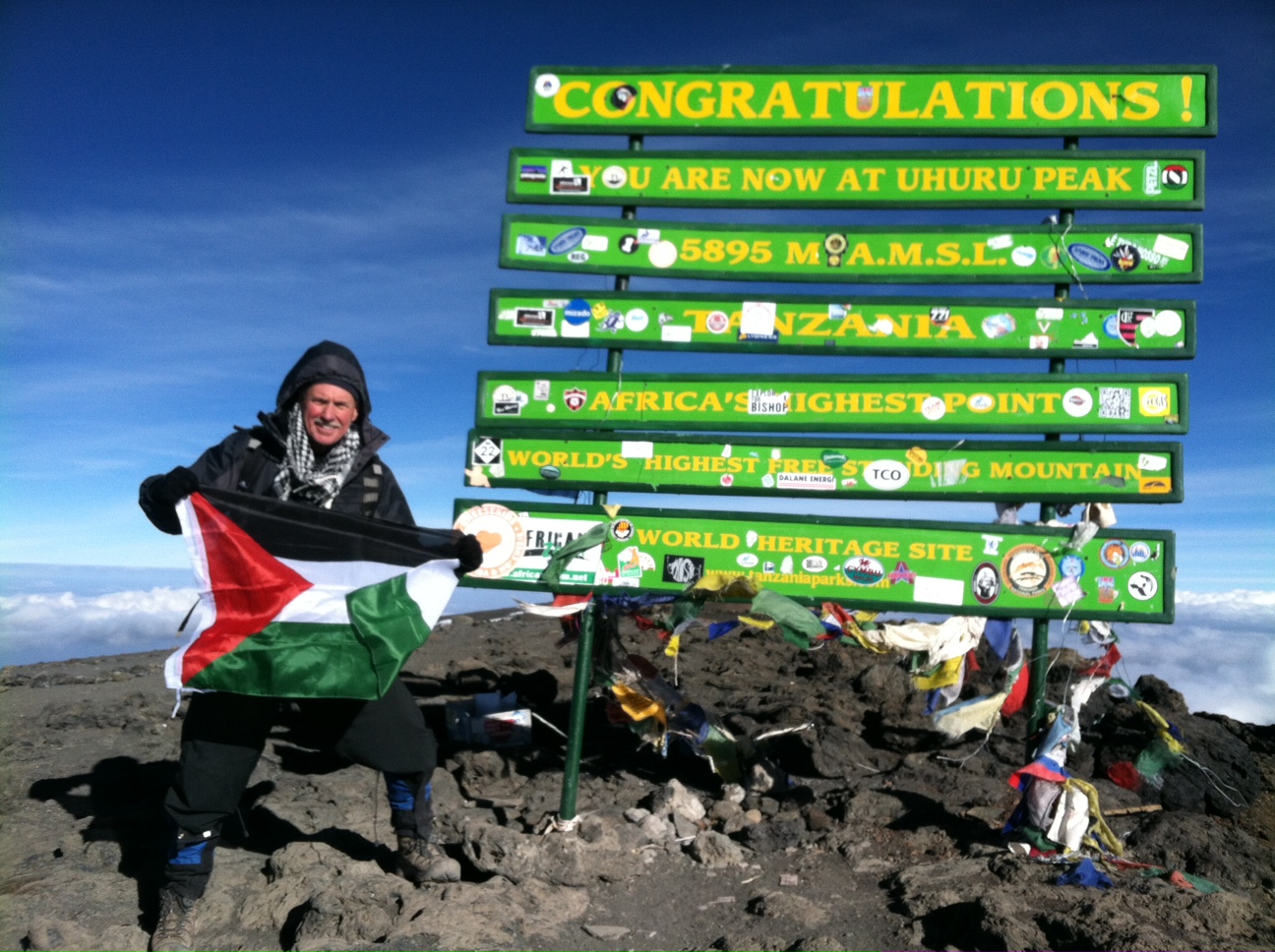 mike_avec_drapeau_sur_le_kilimanjaro.jpg