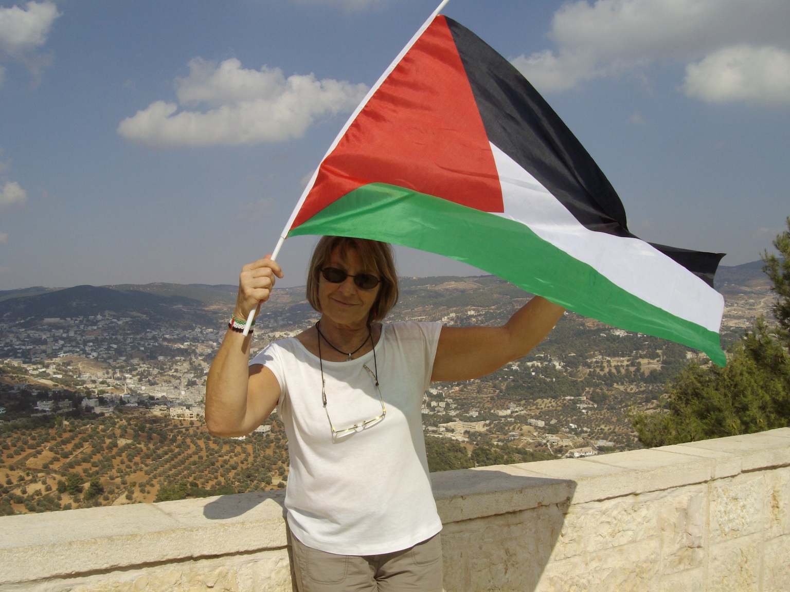 nicole_avec_drapeau_a_Ajlun_beau_paysage.jpg