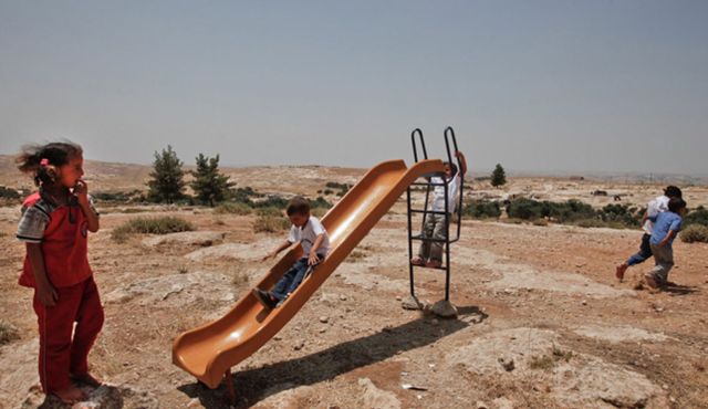 enfant_tobogan_sud_he_bron_village_rase_.jpg
