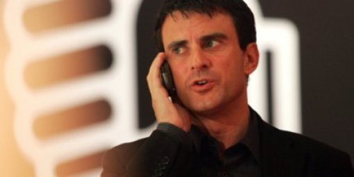 manuel_valls_au_te_le_phone.jpg