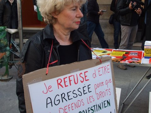 LDJ_rassemblement_olivia_pancarte_4_oct.jpg