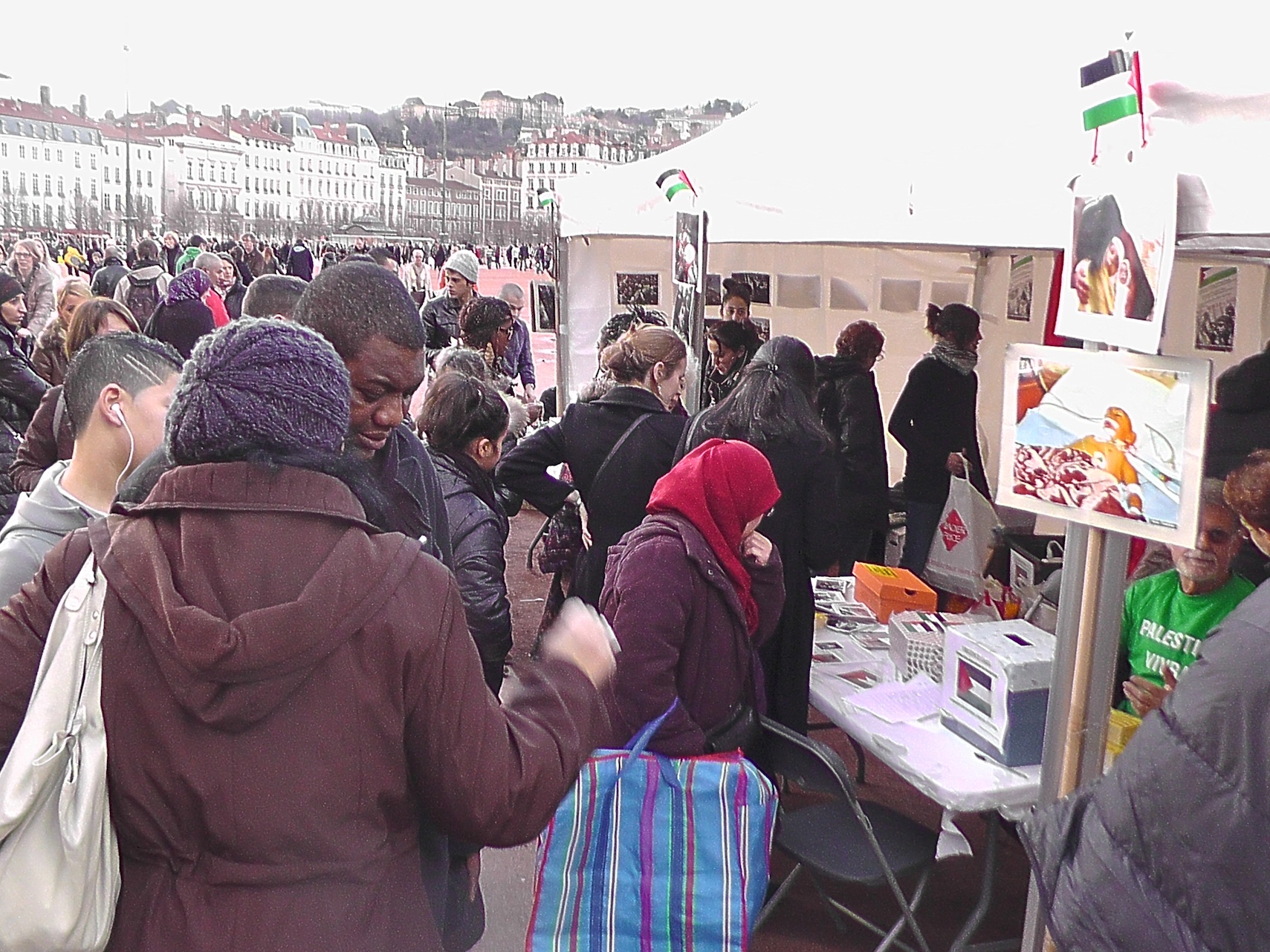 gaza_lyon_stand_foule.jpg