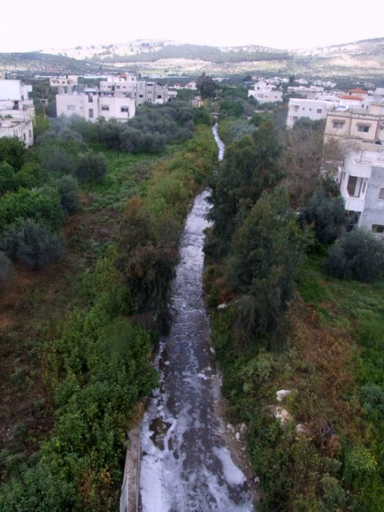 la_rivie_re_pollue_e_qui_parcourt_Wadi_Zomar.jpg
