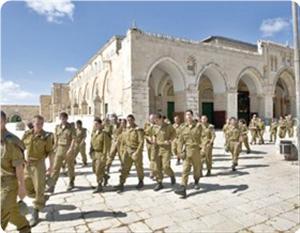 Mosque_e_A_Aqsa_investie_par_soldats-2.jpg