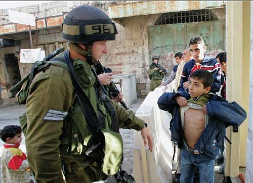 enfant_fouille_par_un_soldat.jpg